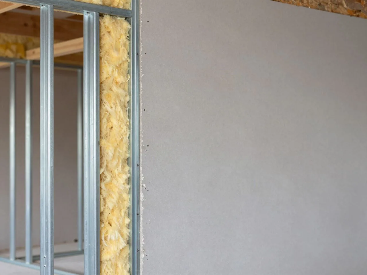 Beispielbild: Trockenbauwand mit Metallständerwerk in einem Neubau in Hof